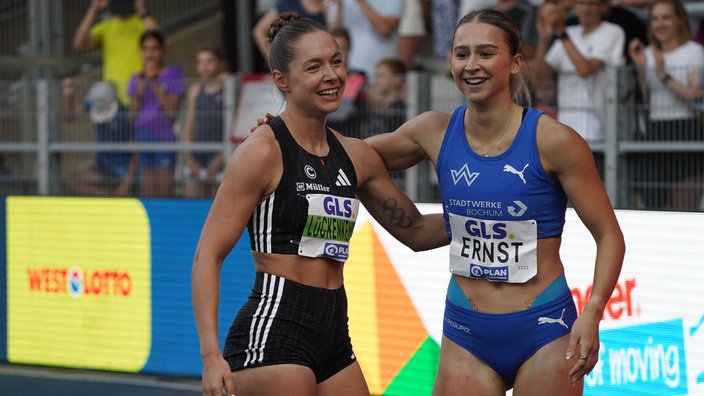 Gina Lückenkemper (l.) gratuliert Jolina Ernst zum Meistertitel