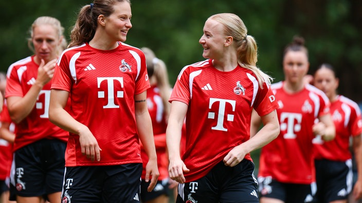 FC-Spielerinnen Elise Stenevik (l.) und Anna Gerhardt beim Training