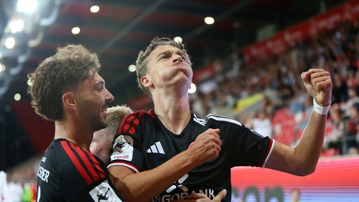 Lukas Eixler bejubelt den Treffer zum 2:1