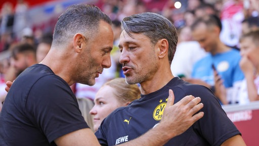 BVB-Trainer Niko Kovac (r.) vor Anpfiff mit Fortuna-Trainer Alexander Ende