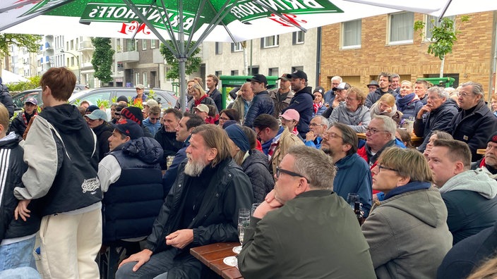 Fortuna Fans schauten das Spiel gegen Fürth in einer Bar in Düsseldorf
