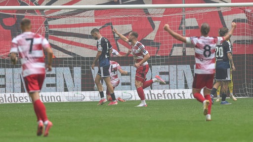 Eric Hottmann (Mitte) von Fortuna Düsseldorf jubelt über sein Siegtor im Derby gegen den MSV Duisburg.