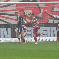 Eric Hottmann (Mitte) von Fortuna Düsseldorf jubelt über sein Siegtor im Derby gegen den MSV Duisburg.