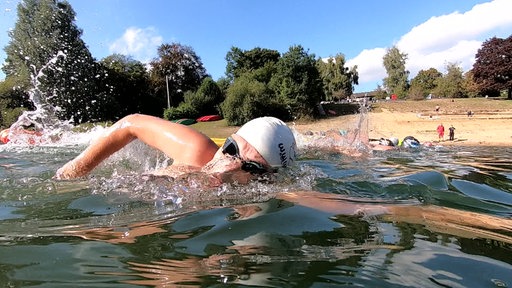 Hobbyschwimmerin Eva Uessem beim simulierten Wettkampfstart im Wasser