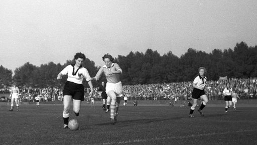 Spielszene aus der Partie Deutschland - Niederlande 1956