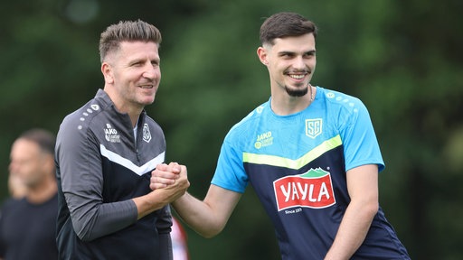 St. Tönis-Trainer Bekim Kastrati (l.) und Spieler Armend Likaj geben sich die Hand