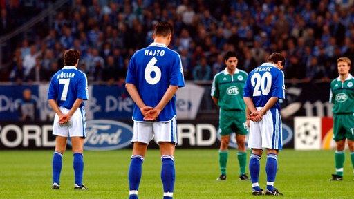 Die Spieler von Schalke und Athen trauern um die Opfer des Anschlags am 09.11