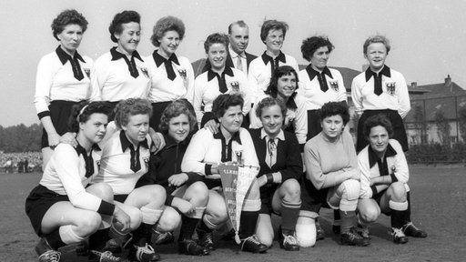 Die erste Frauen-Nationalmannschaft im September 1956