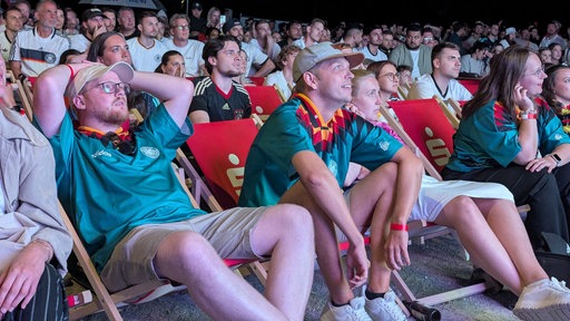 Fans fiebern beim Public Viewing im Bunten Garten in Mönchengladbach mit