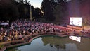 Viele Fans sind zum Public Viewing am Bunten Brunnen in Mönchengladbach gekommen