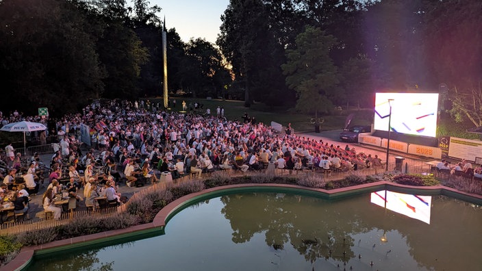 Viele Fans sind zum Public Viewing am Bunten Brunnen in Mönchengladbach gekommen