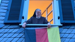 Schwester Katharina aus Olpe ist großer DFB-Fan