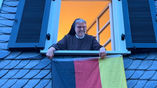 Schwester Katharina aus Olpe ist großer DFB-Fan