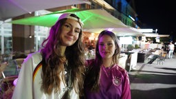 Hannah und Freundin Nora (v.r.) beim Public Viewing in Essen-Rüttenscheid