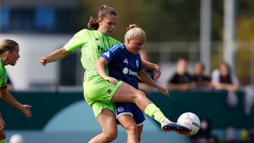 Essens Karla Brinkmann (l.) im Zweikampf mit Schalkes Jule von der Laan
