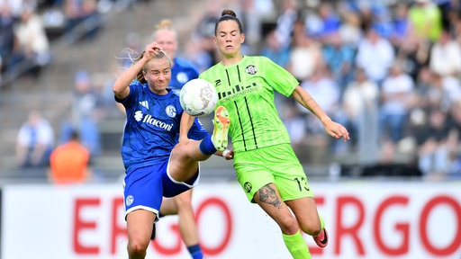 Nele Schmidt vom FC Schalke (l.) im Duell mit Essens Vanessza Nagy.