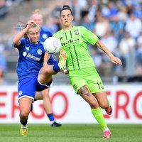 Nele Schmidt vom FC Schalke (l.) im Duell mit Essens Vanessza Nagy.