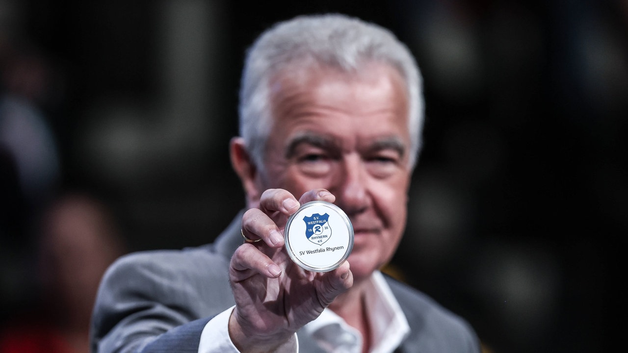 DFB-Vizepräsident Peter Frymuth hält die Kugel des SV Westfalia Rhynern bei der DFB-Pokalauslosung in der Hand