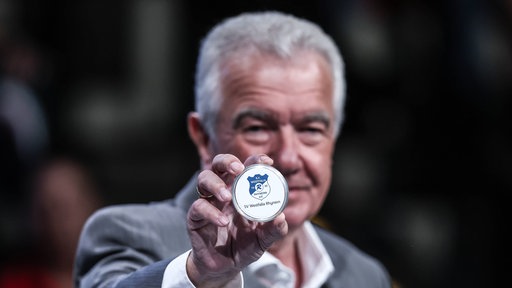 DFB-Vizepräsident Peter Frymuth hält die Kugel des SV Westfalia Rhynern bei der DFB-Pokalauslosung in der Hand