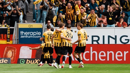 jubelnde Aachener nach dem Treffer