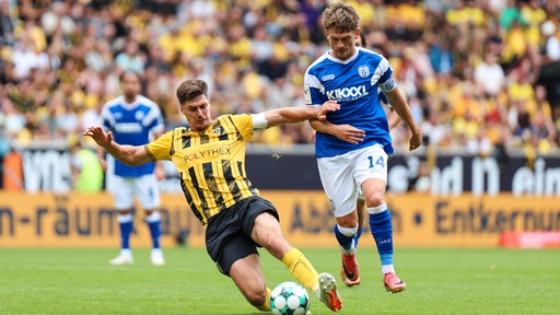 Aachens Danilo Wiebe im Duell mit Thorben Deters von Meppen