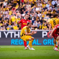 Aachens Mika Schroers (Mitte) hadert nach einer vergebenen Chance 