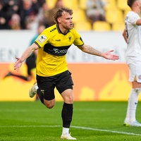 Aachens Mika Schroers jubelt nach seinem Treffer zum 1:0 
