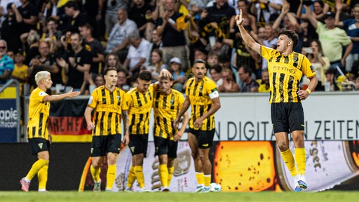 Alemannia Aachen bejubelt den Treffer von Faton Ademi (r.) im Spiel gegen Verl