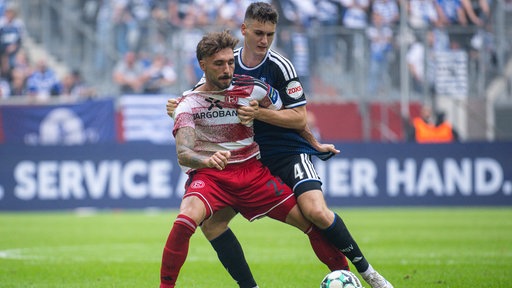 Düsseldorfs Fabian Schleusener im Zweikampf mit Martin Ens vom MSV