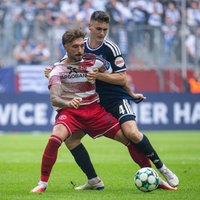 Düsseldorfs Fabian Schleusener im Zweikampf mit Martin Ens vom MSV