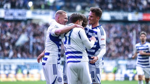 Duisburg jubelt nach dem Tor zum zwischenzeitlichen 2:0 durch Steffen Meuer