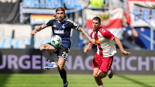 Duisburgs Joshua Bitter nimmt einen Ball an