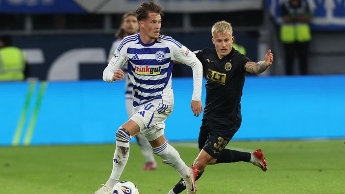 Duisburgs Christian Viet am Ball gegen Hansa Rostocks Viktor Bergh