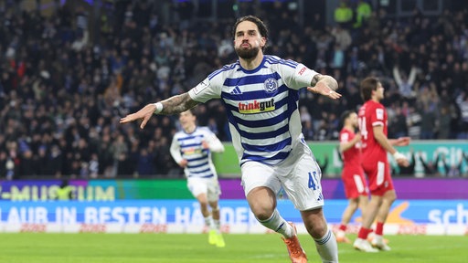 Duisburgs Lex-Tyger Lobinger jubelt nach seinem Treffer zum 3:1.