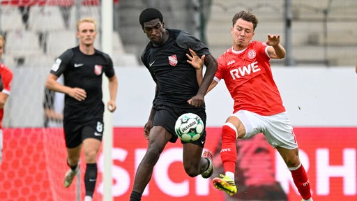Havelses Kwasi Wriedt (l.) im Zweikampf mit Essens Noah Pesch
