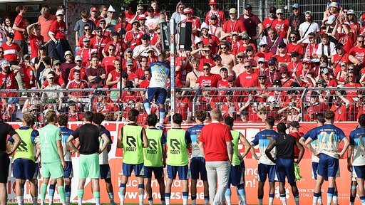 Die Spieler von Fortuna Köln jubeln mit ihren Fans