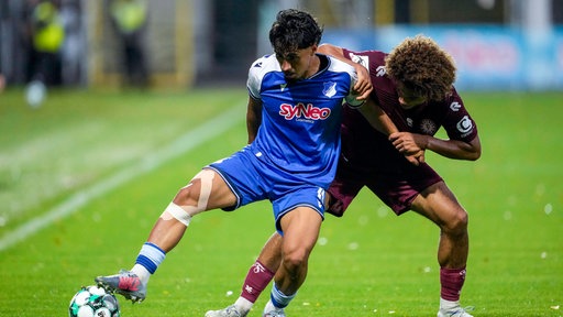 Fortuna Kölns Neo Telle im Zweikampf mit Hoffenheims Yasin Zor