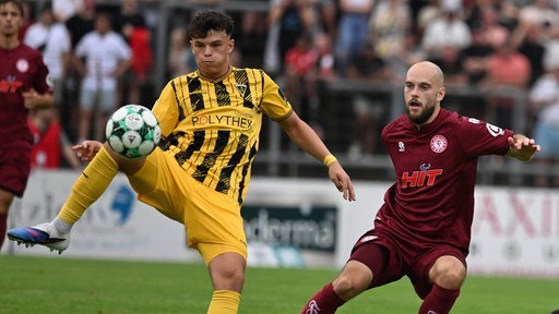 Aachens Faton Ademi vor Adrian Stanilewicz am Ball