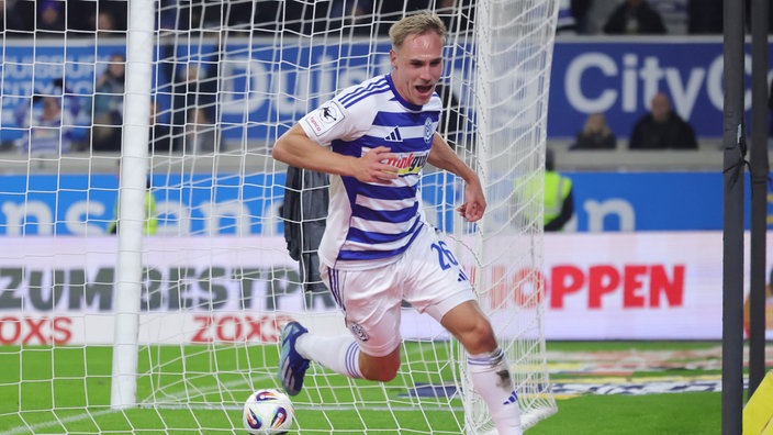 Florian Krüger vom MSV Duisburg jubelt über einen Treffer (Archivbild).