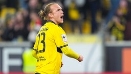 Stürmer Lars Gindorf von Alemannia Aachen jubelt.