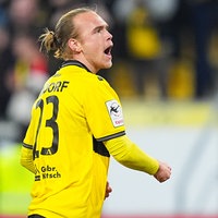 Stürmer Lars Gindorf von Alemannia Aachen jubelt.