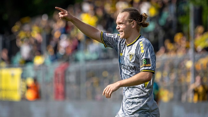 Lars Gindorf von Alemannia Aachen bejubelt einen Treffer gegen Viktoria Köln.