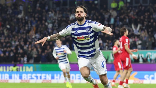 Lex Tyger Lobinger vom MSV Duisburg bejubelt einen Treffer gegen den SC Verl.