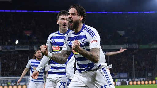 Duisburgs Lex Tyger Lobinger (v.) bejubelt einen Treffer im Heimspiel gegen Verl