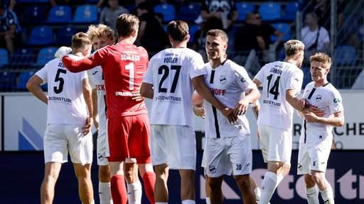 Die Mannschaft des SC Verl feiert den ersten Saisonsieg bei Waldhof Mannheim.