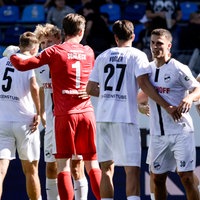 Die Mannschaft des SC Verl feiert den ersten Saisonsieg bei Waldhof Mannheim.