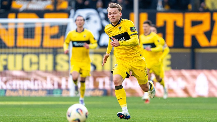 Mika Schroers von Alemannia Aachen in Aktion.