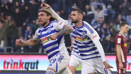 Joshua Bitter (l.) und Rasim Bulic jubeln nach einem Treffer für den MSV Duisburg