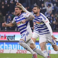 Joshua Bitter (l.) und Rasim Bulic jubeln nach einem Treffer für den MSV Duisburg