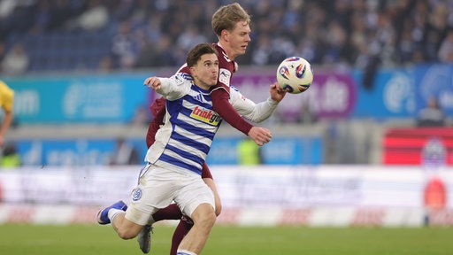 Duisburgs Patrick Sussek im Zweikampf mit Leopold Wurm von Regensburg